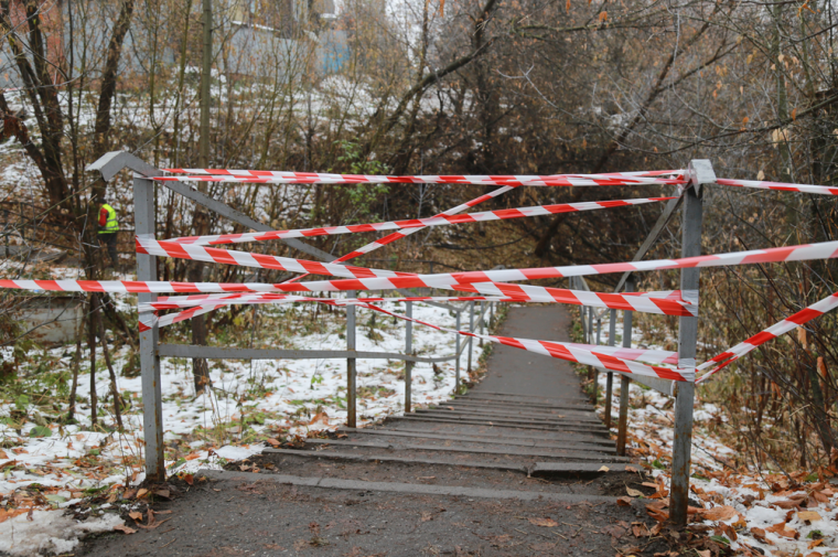 В Ижевске благоустраиваются лестничный спуск и территория родника на улице Ракетной.