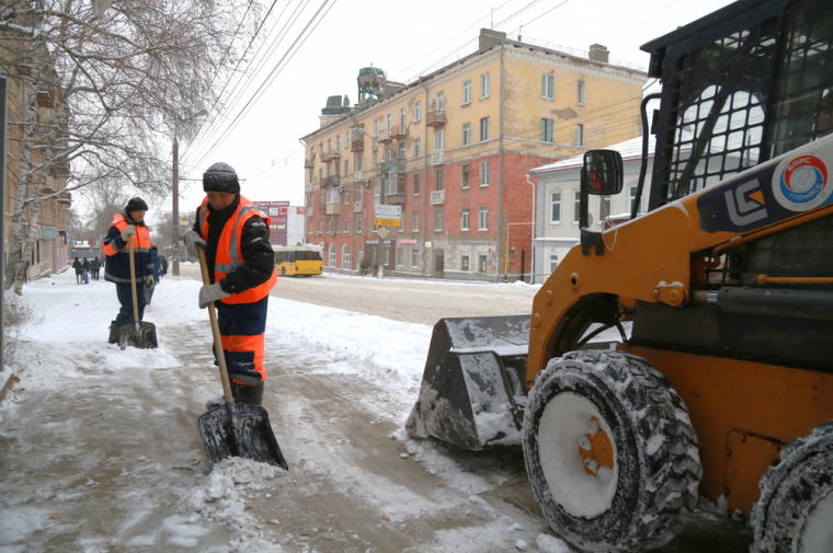 ​Работы по расчистке ижевских дорог от снега проводятся круглосуточно.