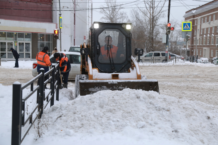 ​Работы по расчистке ижевских дорог от снега проводятся круглосуточно.