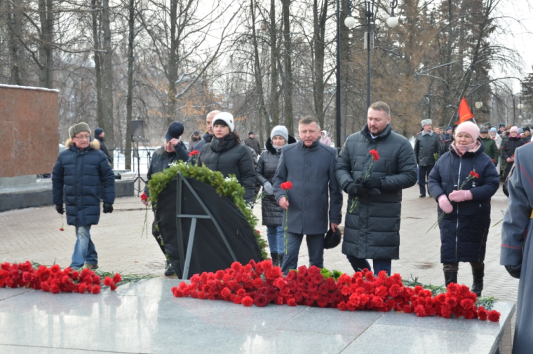 ​В День защитника Отечества в Ижевске возложили цветы к Монументу боевой и трудовой славы.