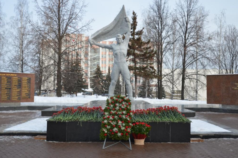 ​В День защитника Отечества в Ижевске возложили цветы к Монументу боевой и трудовой славы.