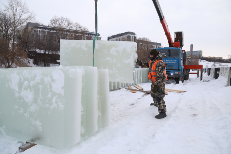 ​В Ижевске началось строительство ледового городка.