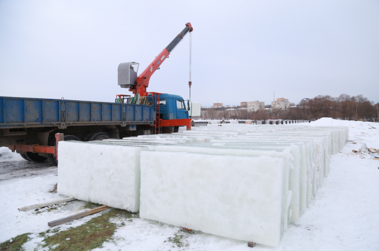 ​В Ижевске началось строительство ледового городка.