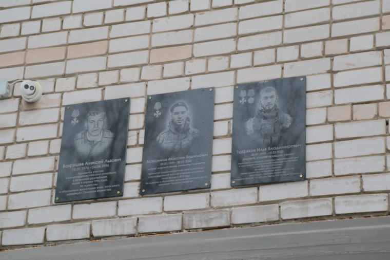 ​Мемориальные доски погибшим бойцам установили в ижевской школе №34.
