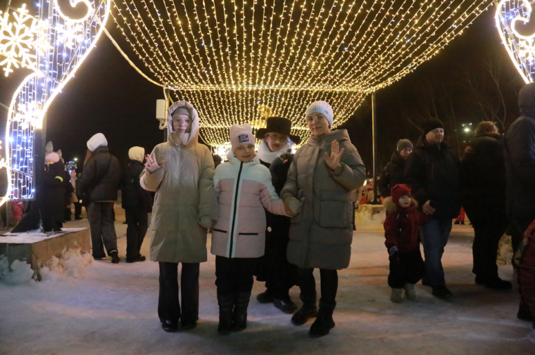 На главной ёлке Ижевска зажглись новогодние огни.