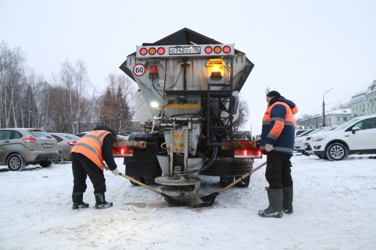 Дорожные службы Ижевска расчищают от снега и наледи тротуары и остановки.