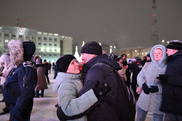 ​В новогоднюю ночь ижевчане передали слова благодарности бойцам специальной военной операции прямо с Центральной площади города.