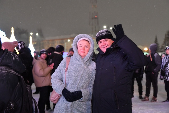 ​В новогоднюю ночь ижевчане передали слова благодарности бойцам специальной военной операции прямо с Центральной площади города.