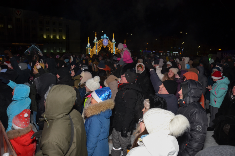 ​Отцы Ижевска исполнили Гимн России на Центральной площади.