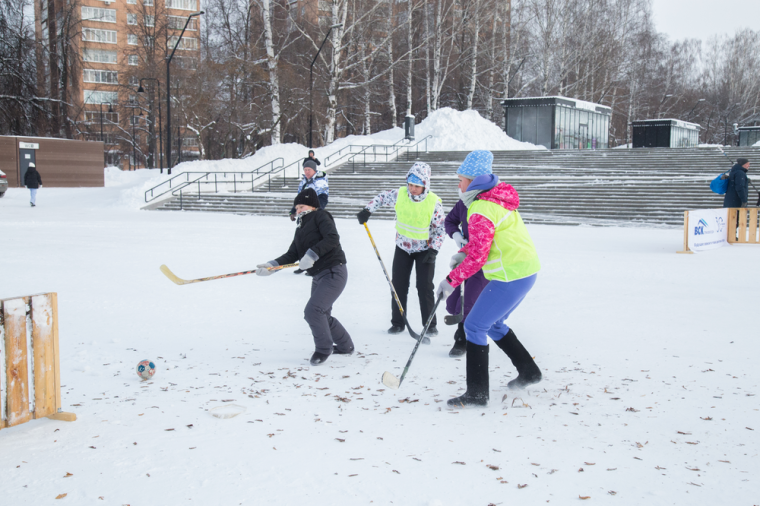 3 января женские команды разыграли кубок хоккей-на-валеночного турнира.