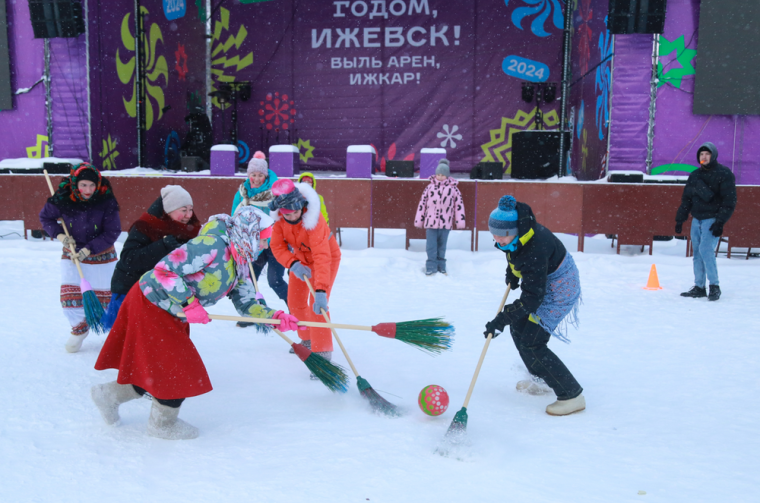 ​В удмуртский квиддич «Ӵужонбол» сыграли на Центральной площади в Ижевске.