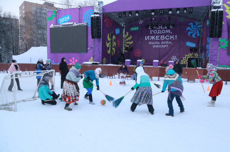 ​В удмуртский квиддич «Ӵужонбол» сыграли на Центральной площади в Ижевске.
