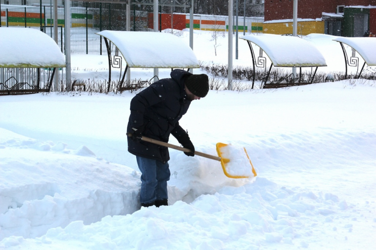 Представители Совета отцов Удмуртии расчистили от снега территорию Республиканского реабилитационного центра «Адели».
