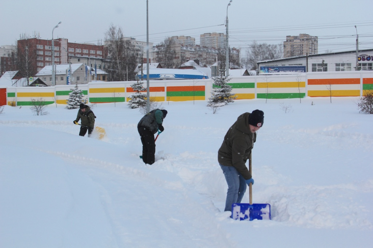 Представители Совета отцов Удмуртии расчистили от снега территорию Республиканского реабилитационного центра «Адели».