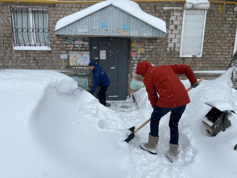 В Ижевске к уборке снега присоединяется все больше неравнодушных горожан.