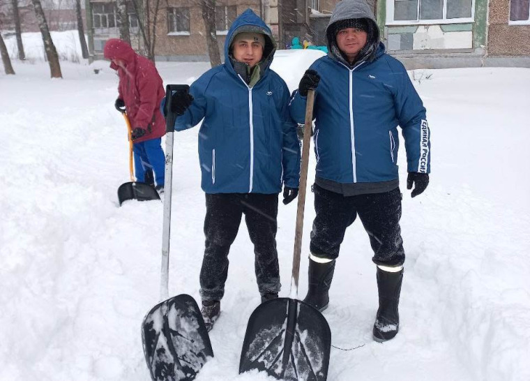 Сотрудники Администрации Ижевска и депутаты Городской думы расчищают муниципальные территории от снега.