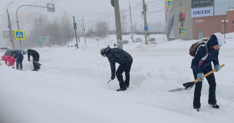 Сотрудники Администрации Ижевска и депутаты Городской думы расчищают муниципальные территории от снега.