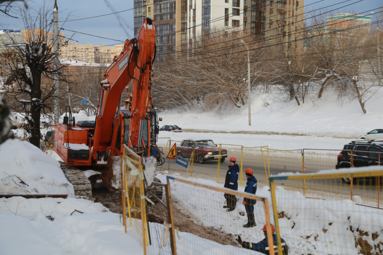 Почти 1000 метров сетей ливневой канализации строят на улице Кирова в Ижевске.