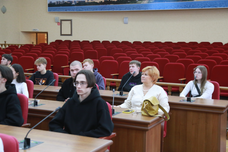 ​Депутаты Гордумы знакомят молодых ижевчан со своей работой.