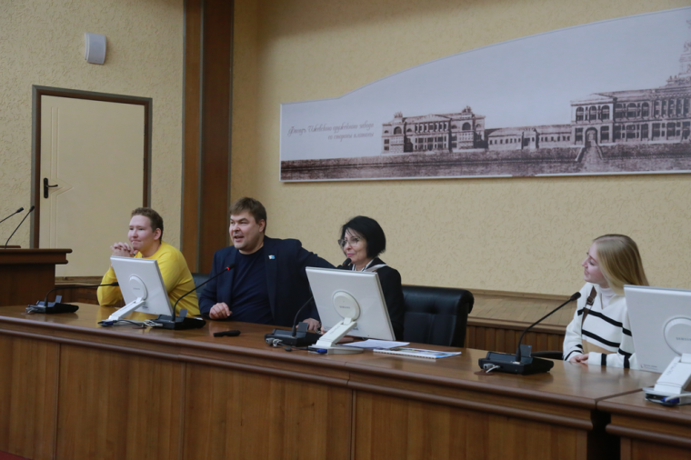 ​Депутаты Гордумы знакомят молодых ижевчан со своей работой.