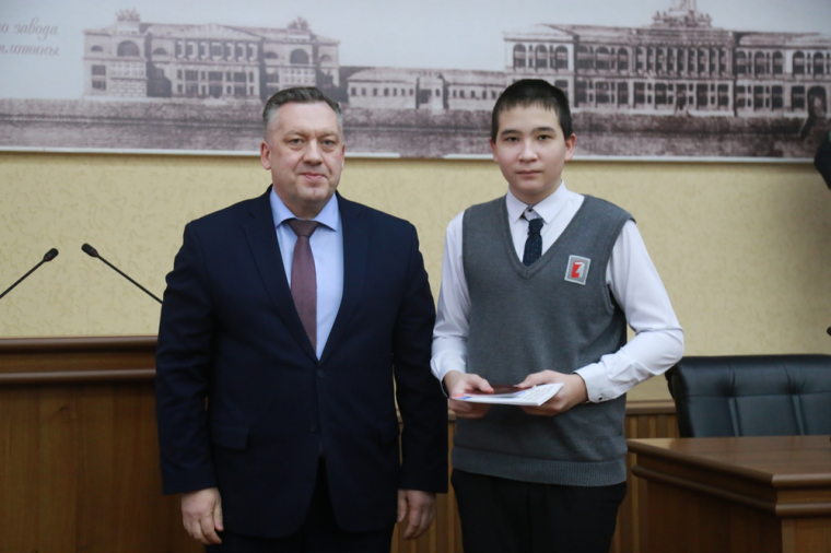 ​Глава Ижевска Дмитрий Чистяков вручил юным ижевчанам их первые паспорта.