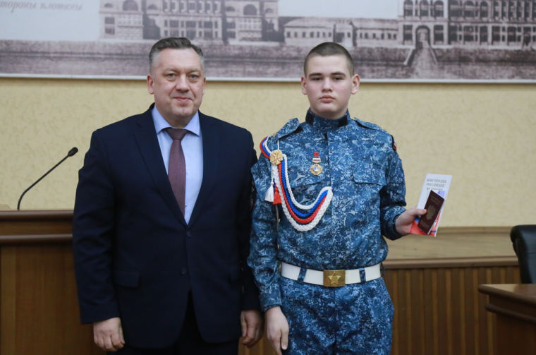 ​Глава Ижевска Дмитрий Чистяков вручил юным ижевчанам их первые паспорта.