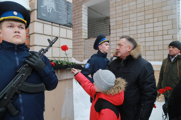 ​В Ижевске увековечили память участника специальной военной операции Кирилла Порошина.