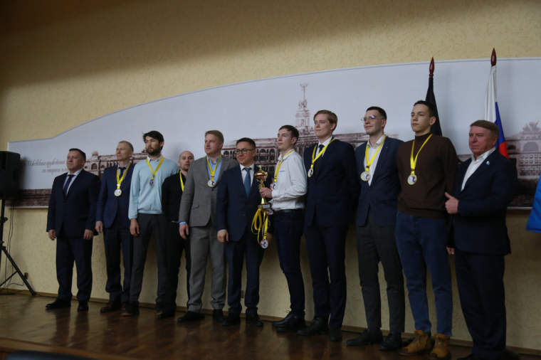 ​В Ижевске наградили победителей и призеров открытого городского первенства по волейболу.