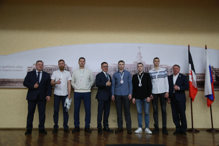 ​В Ижевске наградили победителей и призеров открытого городского первенства по волейболу.